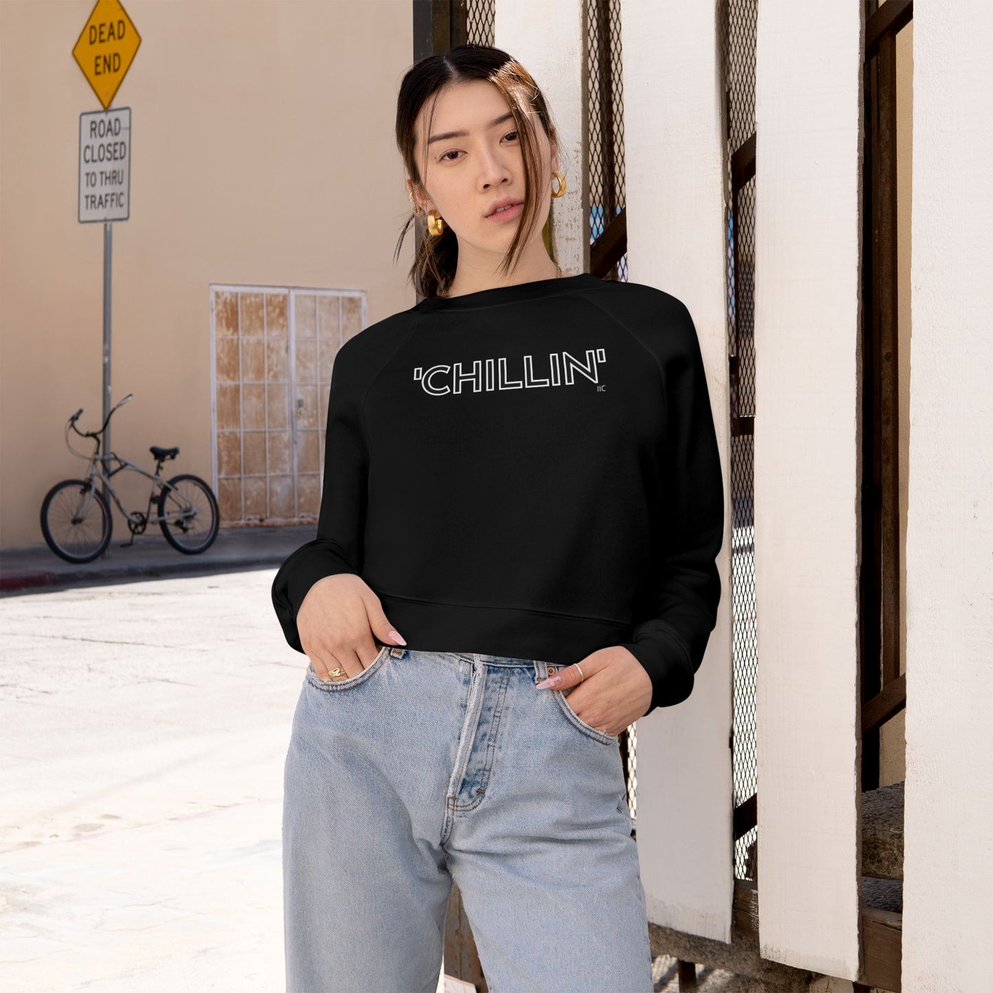 'CHILLIN' - Women's Cropped Fleece Pullover
