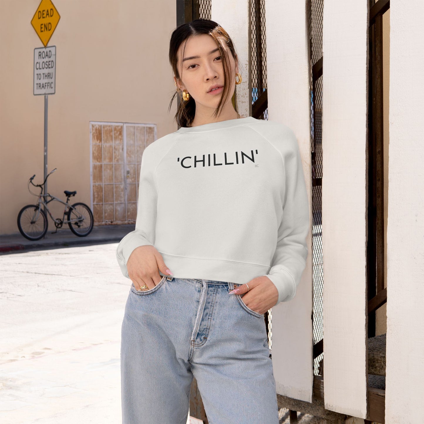 'CHILLIN' - Women's Cropped Fleece Pullover